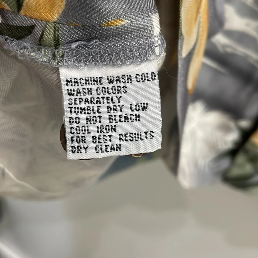 Tommy Bahama Men's Button Up Hawaiian Floral Shirt
100% Silk Size XL - Picture 8 of 13